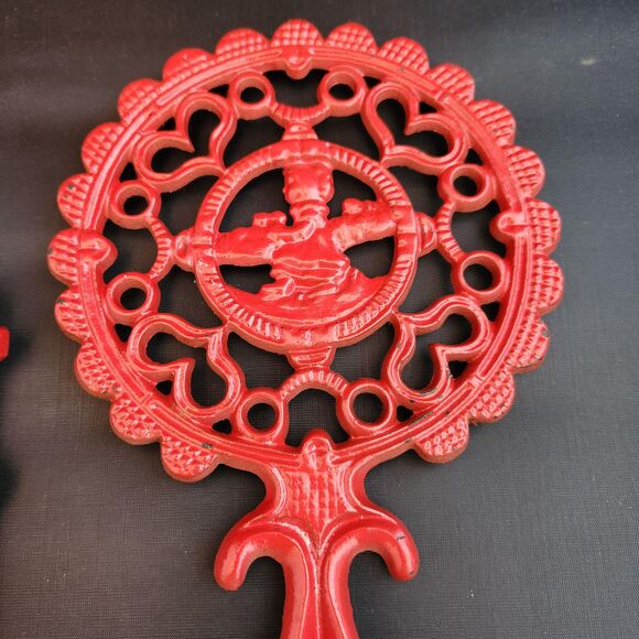 Cast Iron Dumb Dutch Girl in Bonnet Footed Trivets Red Enamel Set of 2 VTG Wall - Picture 5 of 7